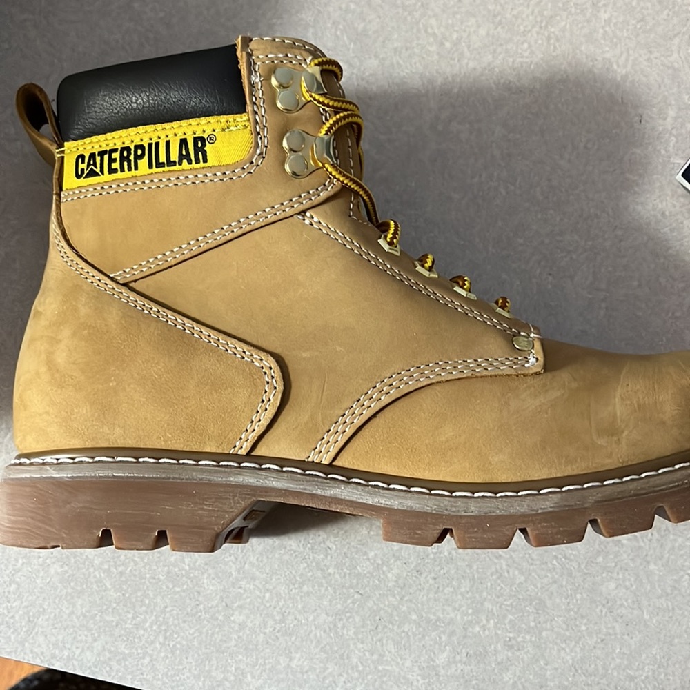 **New** Men’s Caterpillar steel toe Second Shift work boots. Brand new in box.